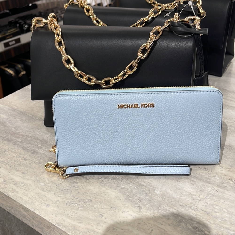MICHAEL KORS LARGE TRAVEL CONTINENTAL WRISTLET WALLET PHONEHOLDER
Vista Blue - Picture 13 of 16